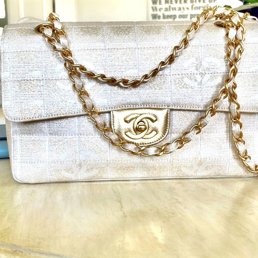 Authentic Beautiful Vintage Chanel Canvas Flap